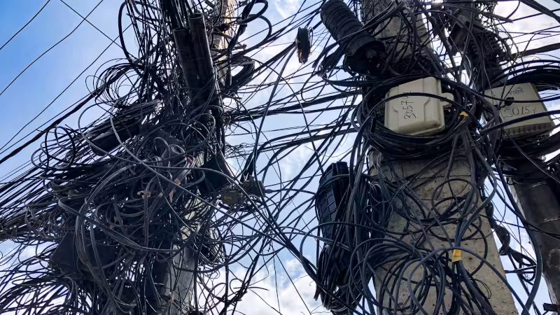 ケーブルがこんがらがった電柱
